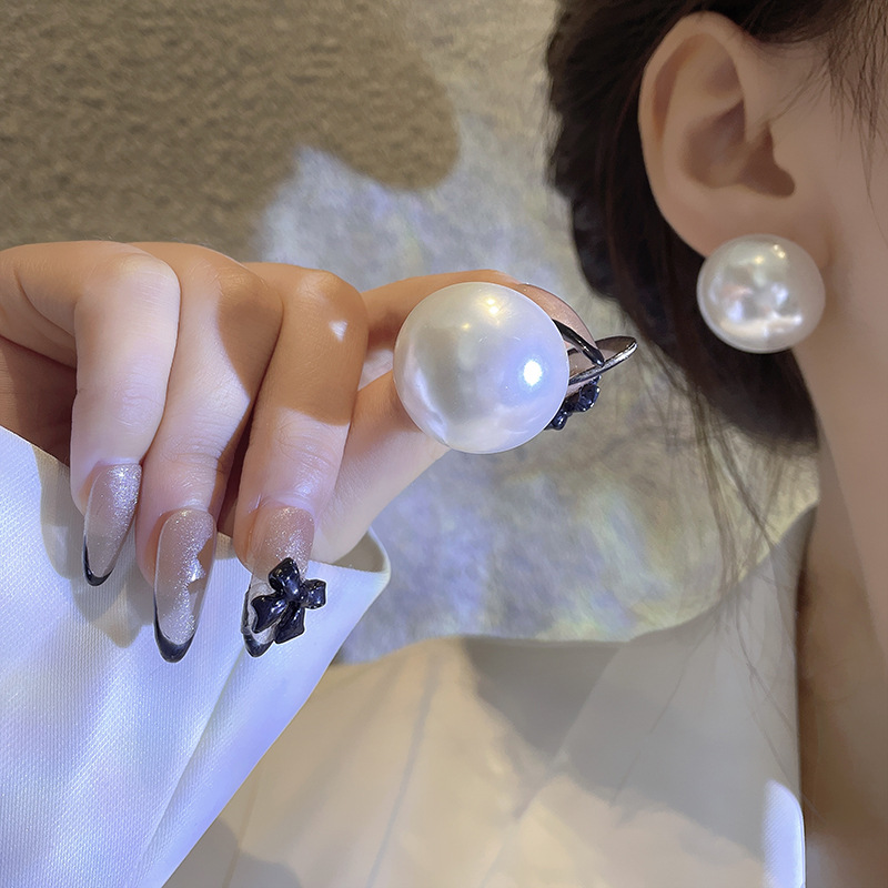 s925 Silver Needle Exaggerated Large pearl earrings for women, Dongdaemun, South Korea, fashionable and versatile, simple stud earrings, elegant earrings Application Scenario