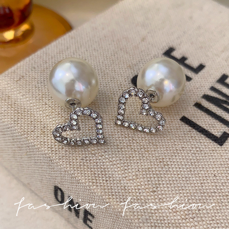 A pair of exquisite diamond heart-shaped stud earrings for women, exuding a light luxury and high-end feel. This is a unique design of heart-shaped earrings with two pearl earrings Application Scenario