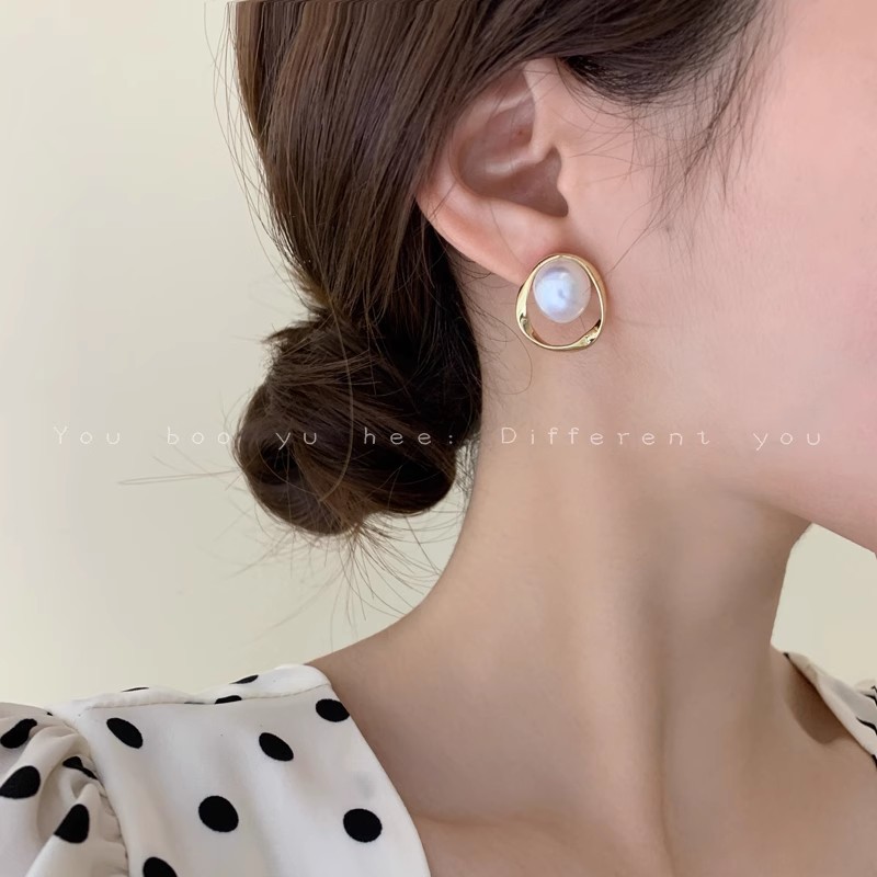 The large pearl earrings for women exude a light luxury and high-end charm. The ear studs are a new French 2025 bestseller, a fashionable and elegant ear accessory Specification drawing