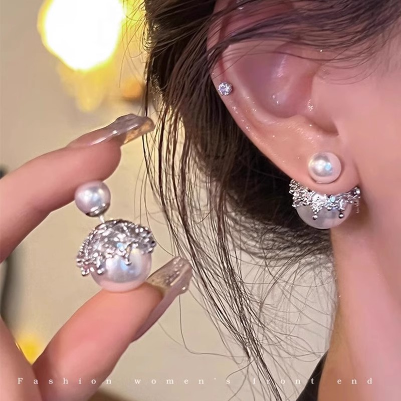 A pair of pearl stud earrings for women, with a unique design sense, light luxury and delicate style, are fashionable and versatile earrings full figure