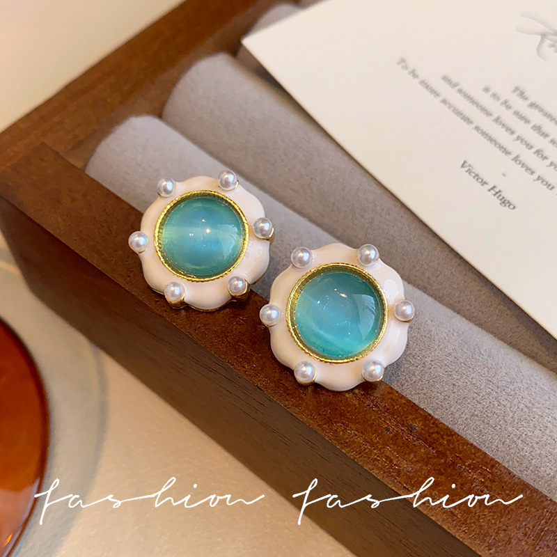 French elegant retro green cat's eye pearl stud earrings, women's fashionable and elegant Chinese retro Hong Kong-style cheongsam earrings Specification drawing