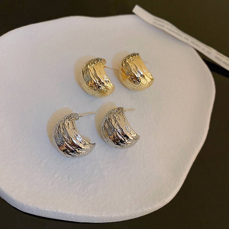 s925 Silver needle C-shaped metal ear rings are fashionable and versatile for women with a Hong Kong style. They are retro and elegant, and are trendy and personalized earrings Application Scenario