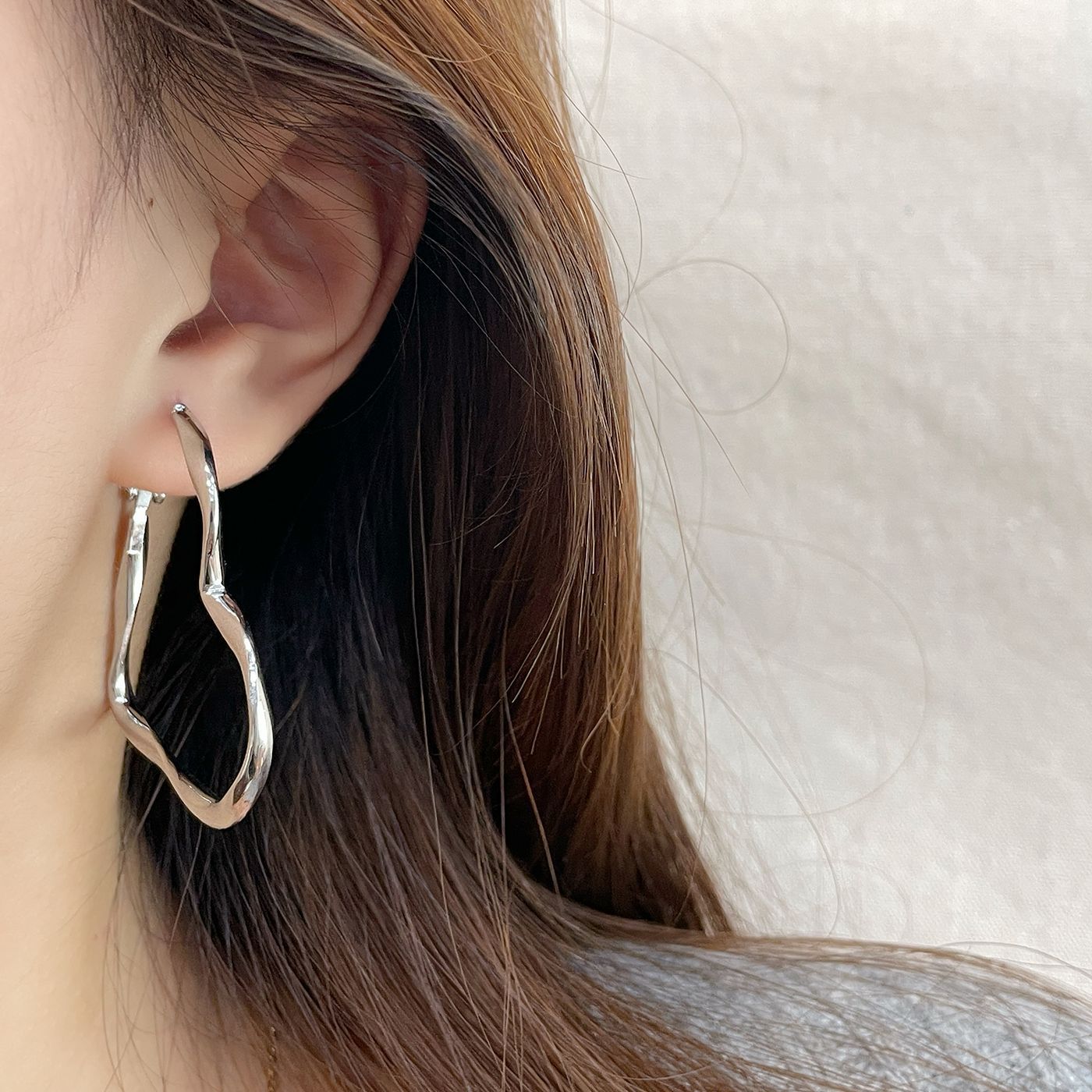 earring European and American cross-border Instagram niche design earrings, unique and simple, irregular hollowed-out heart-shaped ear loops for women full figure