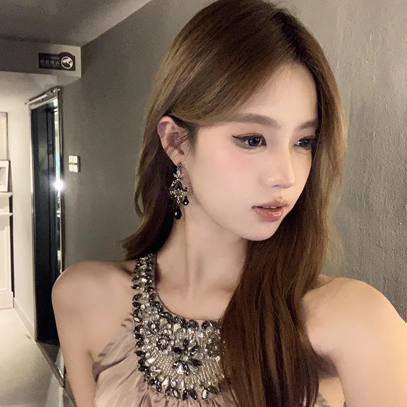 Retro court-style black crystal tassel earrings, with a light luxury, unique and niche design, are simple, exquisite and high-end earrings details Picture