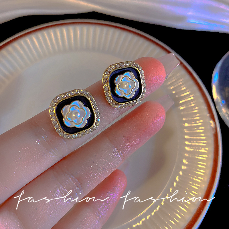 Retro Hong Kong-style Hepburn camellia pearl stud earrings, high-end and elegant French niche earrings, women's commuting earrings full figure