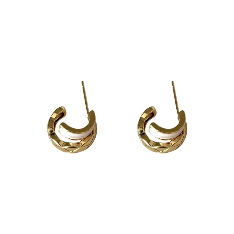 Diamond-shaped small fragrant shell double-layer C-shaped unique stud earrings, niche high-end and elegant style earrings, versatile earrings for women in spring and summer Item Picture