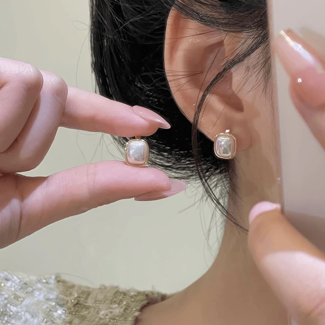 Simple square pearl earrings for women, light luxury, fashionable and versatile, elegant stud earrings, niche design, high-end feel, unique earrings full figure