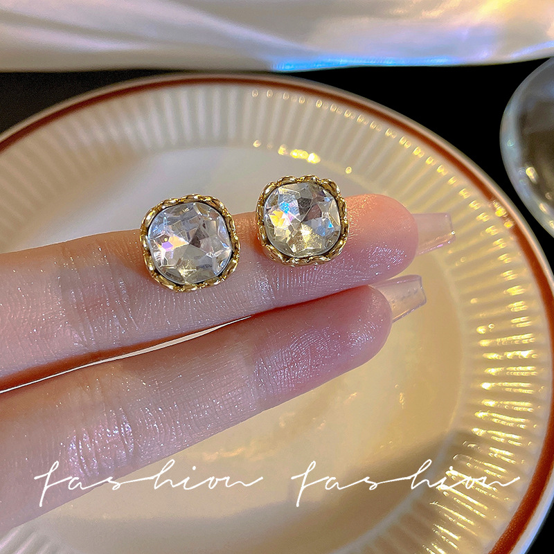 Golden zircon stud earrings are fashionable, simple and versatile. They are exquisite and high-end commuting earrings that are popular among Korean Internet celebrities full figure
