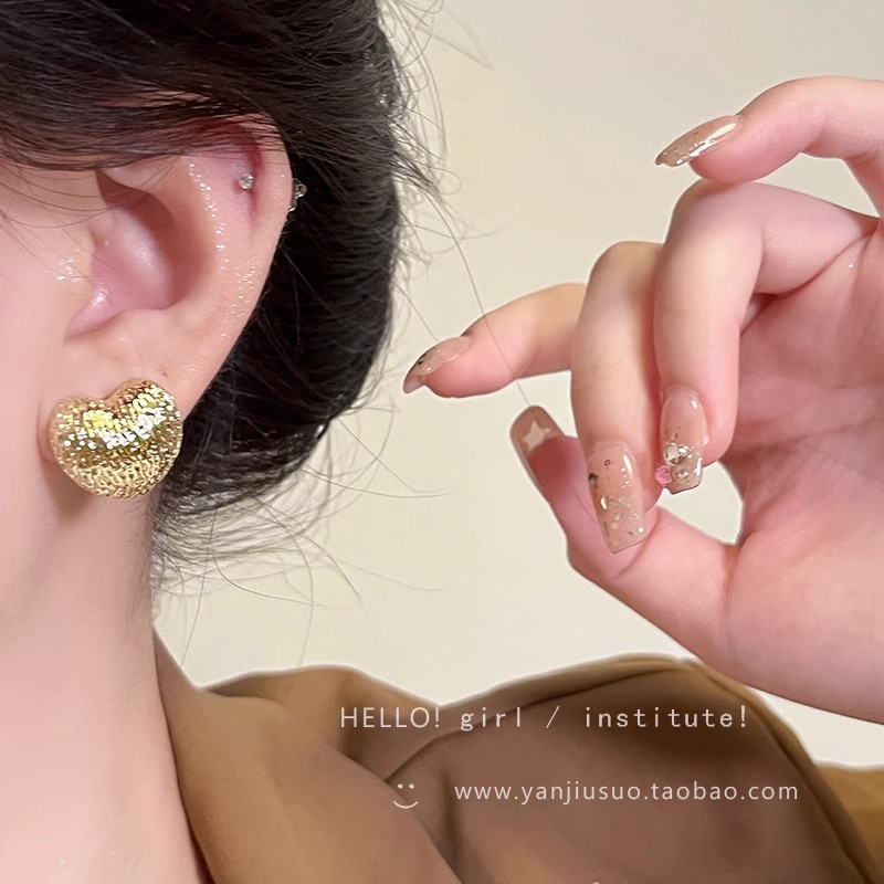 Light luxury and high-end metal heart-shaped earrings, unique and niche design for women, cold style and simple heart-shaped earrings Application Scenario