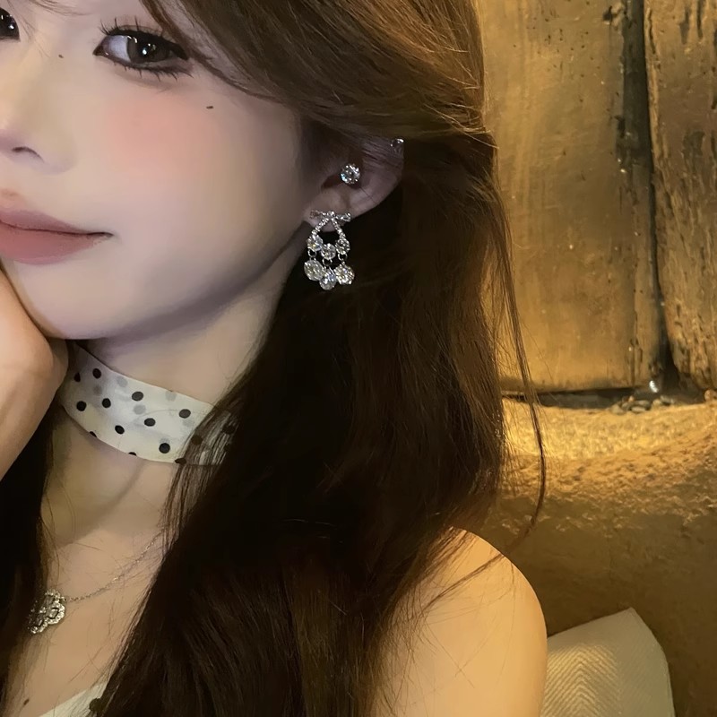 Gentle and sweet ~ Exquisite and heavy craftsmanship, micro-inlaid with sparkling diamonds and tassel earrings, feminine charm, slimming, unique and fashionable earrings details Picture