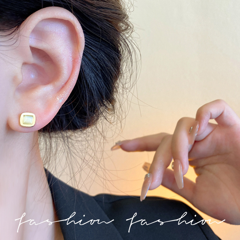 Small and exquisite best-selling cat's eye stone ear studs, simple and elegant for women's commuting, trendy and stylish earrings, versatile earrings Application Scenario
