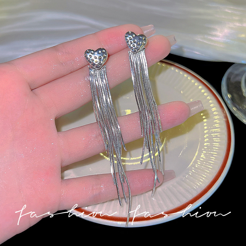 Silver needle cold style heart-shaped long tassel earrings, fashionable, simple and light luxury stud earrings, elegant and high-end earrings wholesale Specification drawing
