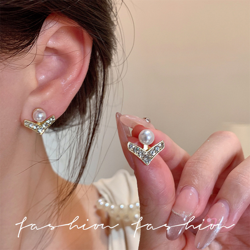 V-shaped pearl stud earrings for women, 2025 new style of broken diamond zircon high-end earrings, exquisite and versatile, face-enhancing small earrings details Picture