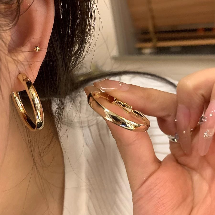 French metal cold style plain ring earrings, women's niche light luxury fashion stud earrings, high-end exaggerated and versatile earrings Specification drawing