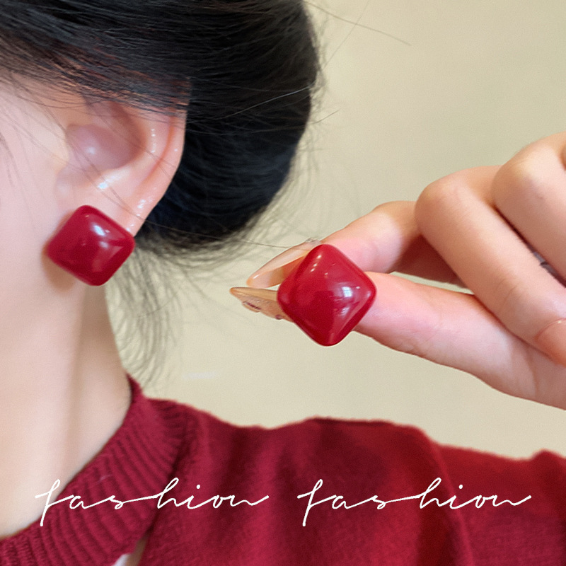 The whitening Ankela red square stud earrings exude a retro charm and a high-end feel for women. The light luxury design of these earrings is in the style of Hepburn details Picture