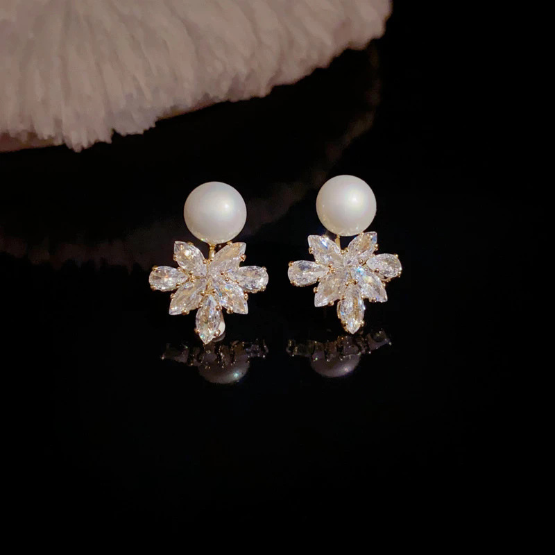 Niche design sense, light luxury zircon maple leaf stud earrings, fashionable and versatile, simple and exquisite pearl earrings, a bestseller for women on Douyin details Picture
