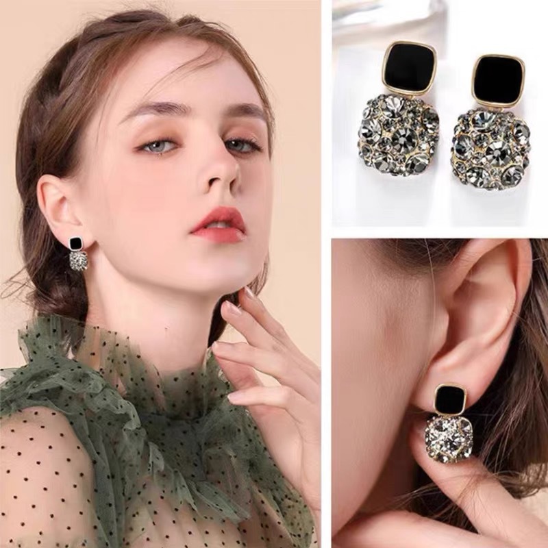 S925 silver needle earrings, new trendy earrings, Korean style wholesale, fashionable and versatile, anti-allergy earrings Application Scenario