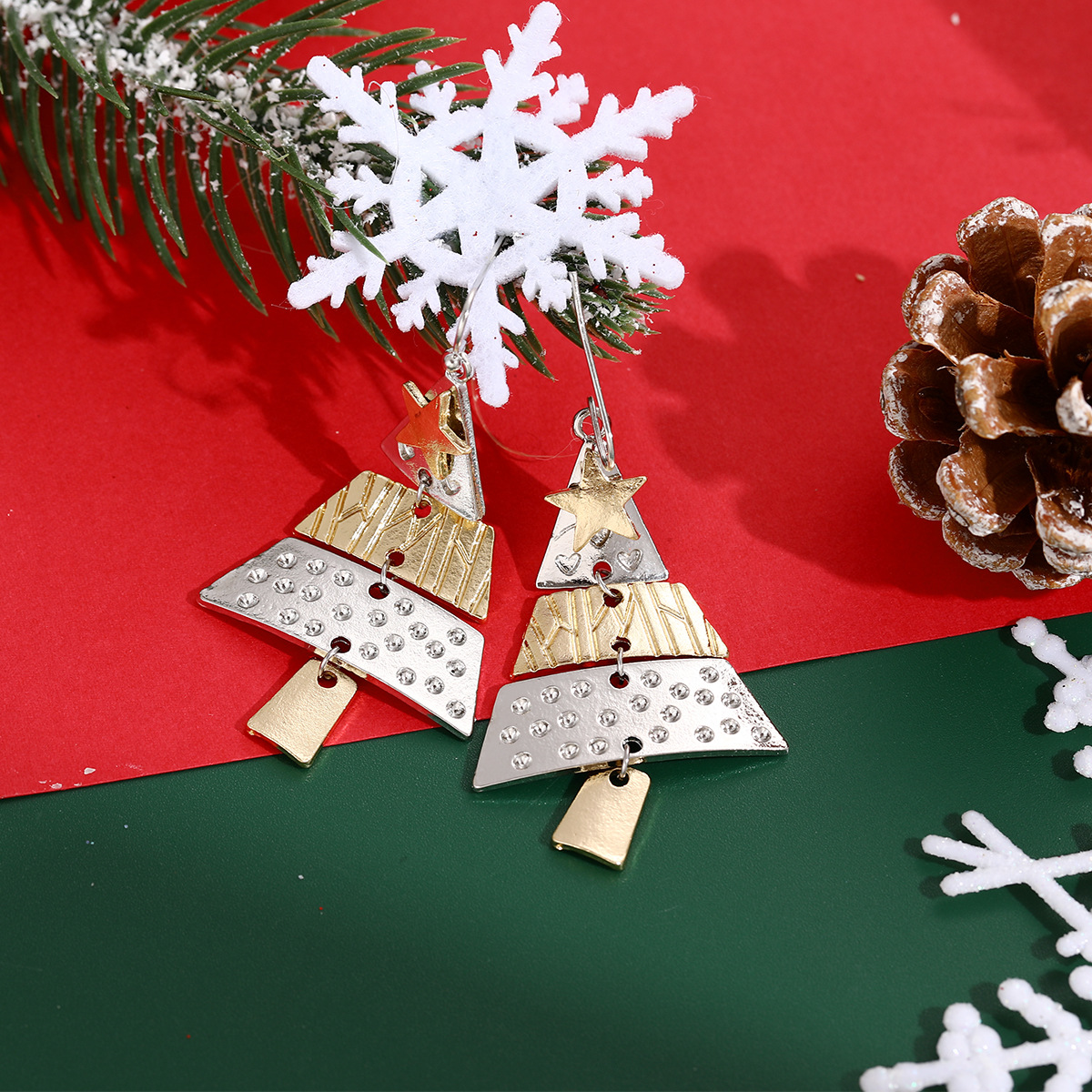Amazon Cross-border new European and American Christmas pine star earrings with a niche design sense, metal Christmas tree earrings Specification drawing