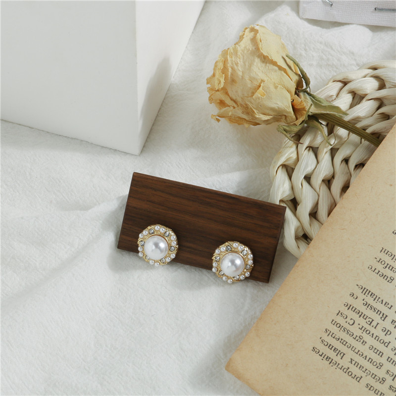 Dongdaemun, South Korea, French round pearl stud earrings, Korean-style women 925 silver needle elegant diamond-encrusted stud earrings Application Scenario