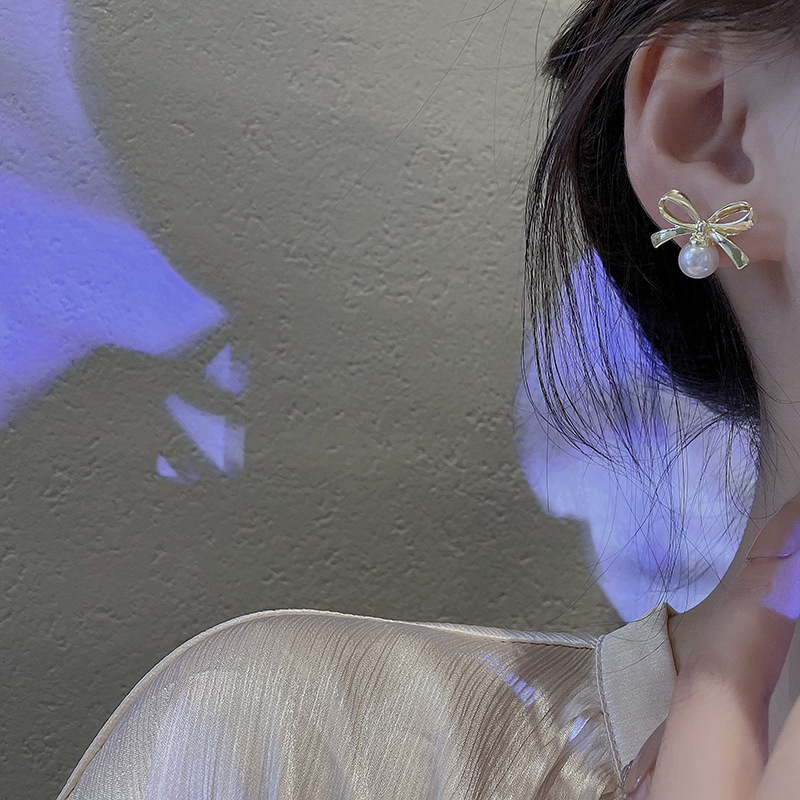 S925 Silver needle retro bow metal earrings, versatile and personalized pearl stud earrings in a Hong Kong style, the same as the popular earrings Application Scenario