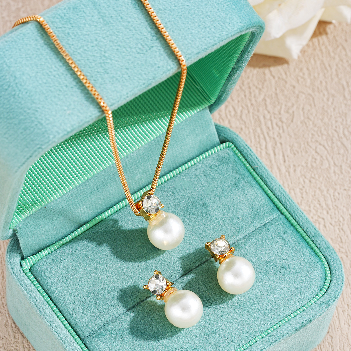 New cross-border European and American zircon imitation pearl earrings and necklaces set, creative, niche and fashionable women's accessories wholesale in Yiwu details Picture