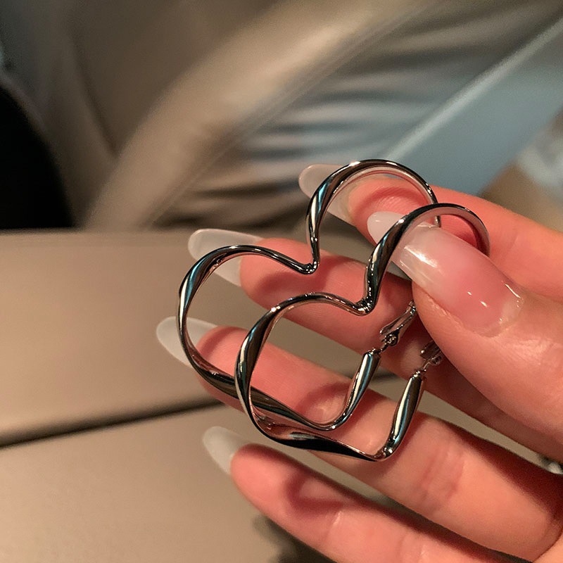 s925 Silver Needle Twisted Heart Exaggerated earrings, a high-end female fashion, versatile ear buckles, a cold style accessory Specification drawing