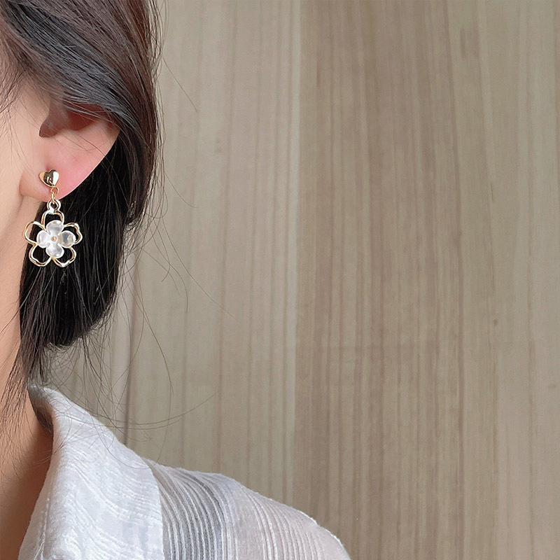 S925 Silver Needle hollowed-out acrylic flower Earrings, women's niche light luxury design sense, versatile earrings and accessories, trendy wholesale Application Scenario