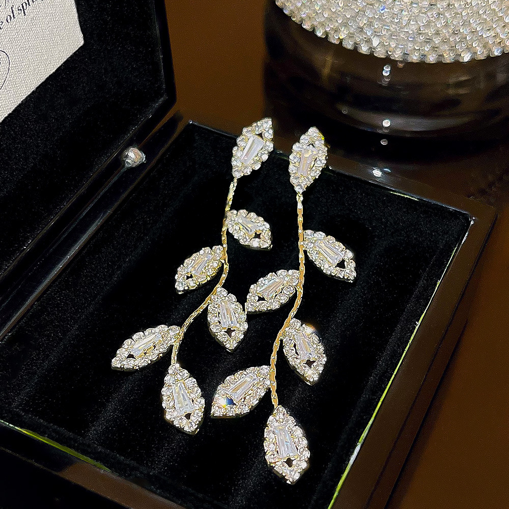 Korean-style light luxury, fashionable and elegant, versatile leaf earrings, tassels, high-end feel, the same style as Internet celebrities, socialist-style earrings wholesale Specification drawing