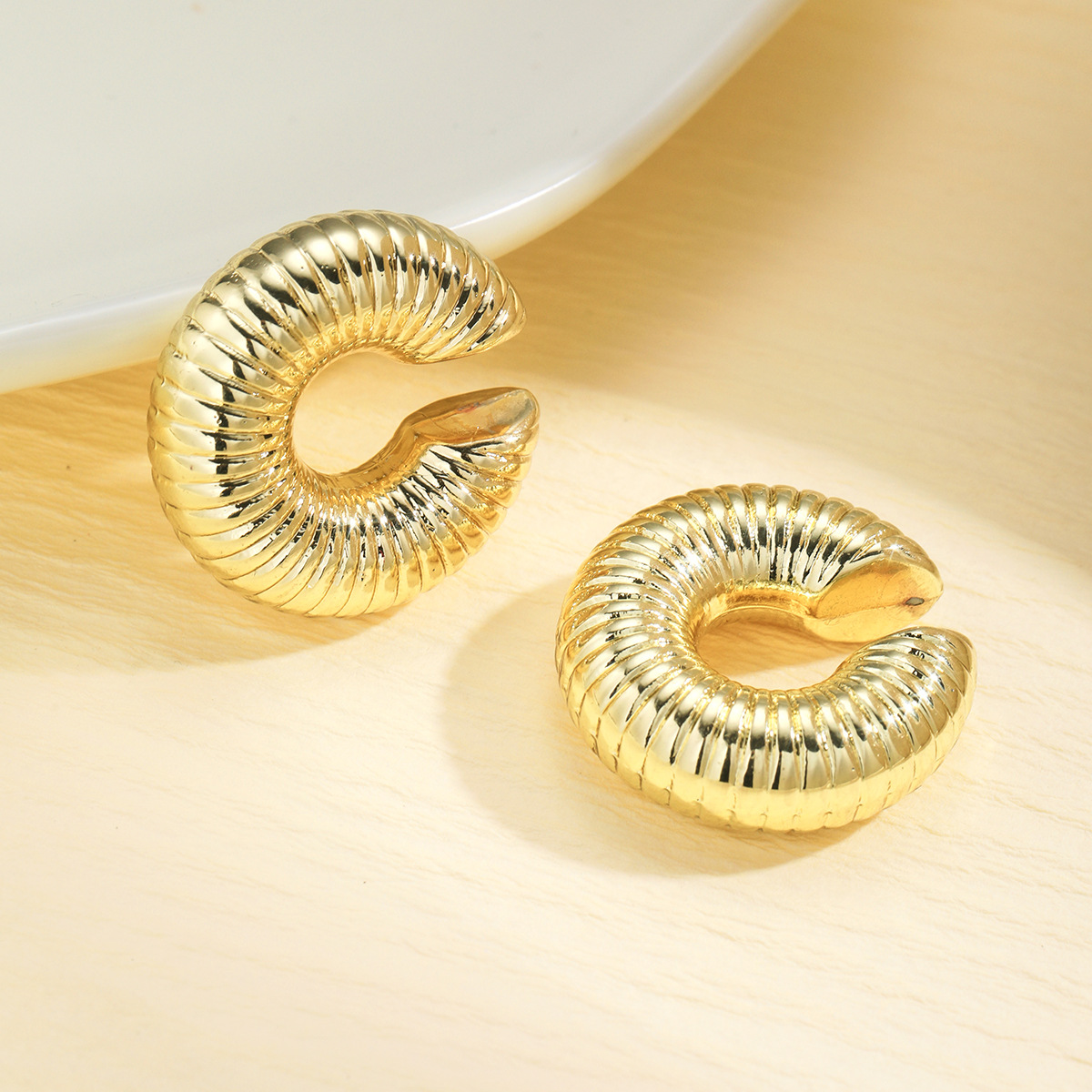 European and American retro fashion, high-end, niche and unique C-shaped threaded hollow women's ear clips Specification drawing