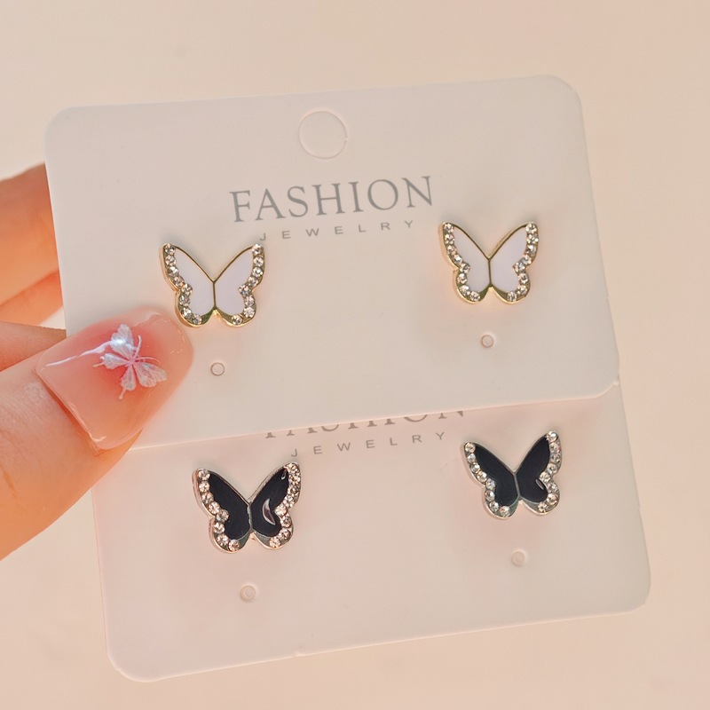 The new Korean sweet and cool black, red and white butterfly earrings feature a niche design and a touch of light luxury and sophistication full figure