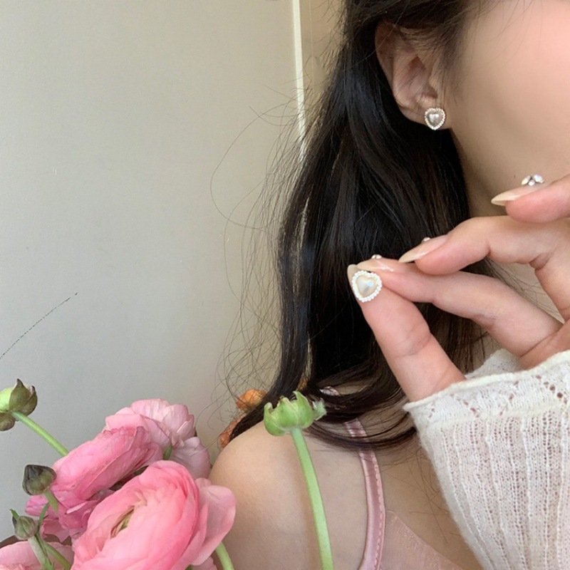 Silver needle heart-shaped pearl stud earrings for women, light luxury and niche earrings and earrings, with a sense of design, high-end and exquisite, versatile earrings for Internet celebrities full figure