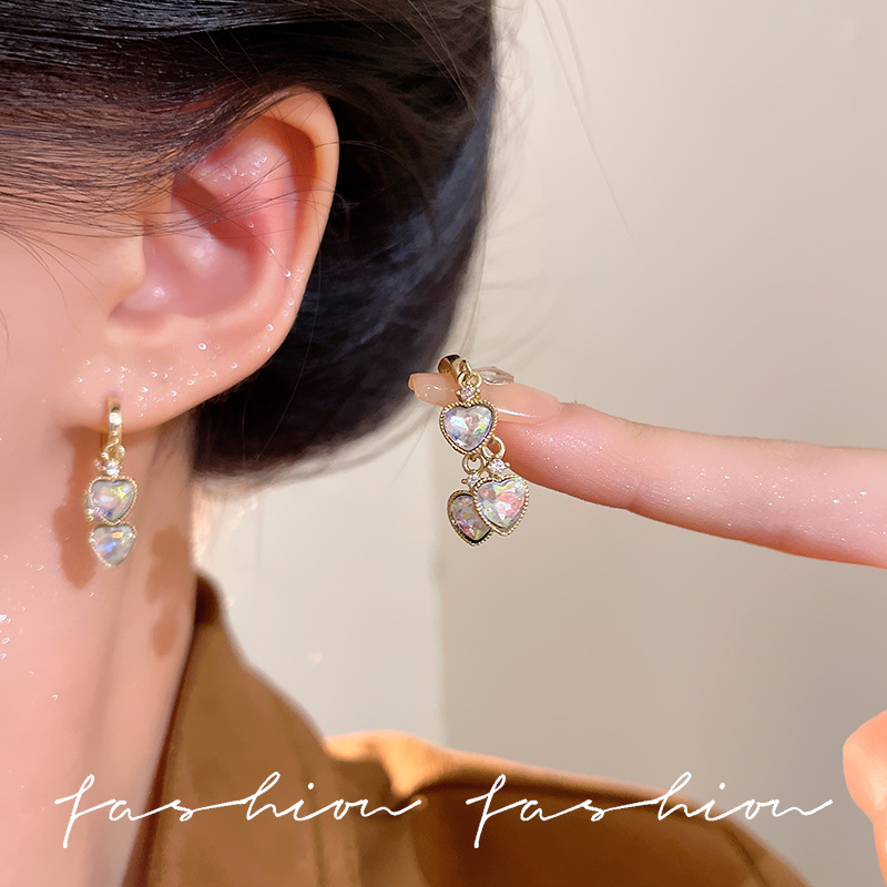 Korean light luxury diamond-encrusted heart-shaped earrings, a niche design for women with a sense of elegance and sophistication, are fashionable and versatile ear buckles Application Scenario