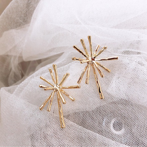 925 Silver Needle Sunflower European and American personalized fashion earrings, trendy and elegant women's earrings, new retro stud earrings Application Scenario