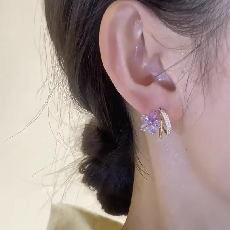 The super ethereal purple zircon flower earrings for women exude a light luxury, fashionable and sophisticated charm. The stud earrings are exquisite, simple and versatile Application Scenario