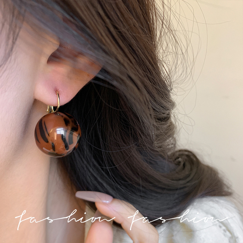 The new vintage sugar bean stud earrings in wine red are expected to be a bestseller in 2025. They are a niche design for women with a cool style Application Scenario