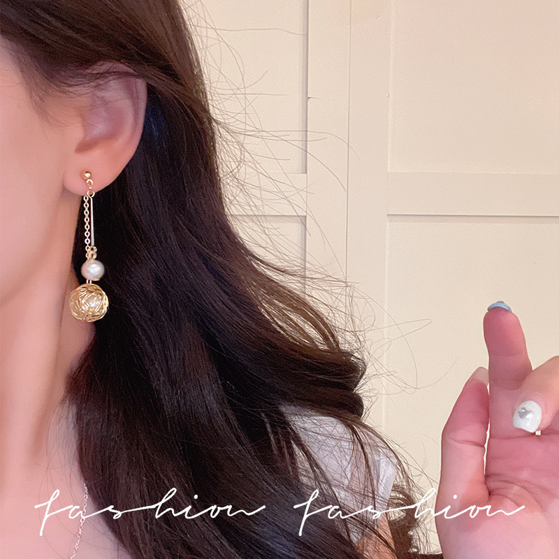 Fashionable, individual, simple and versatile pearl earrings, Korean-style tassel long hollowed-out hydrangea pendant earrings Application Scenario
