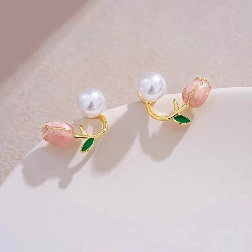 Gentle pink glazed tulip pearl stud earrings with a unique and niche design, forest-themed floral earrings for young girls full figure