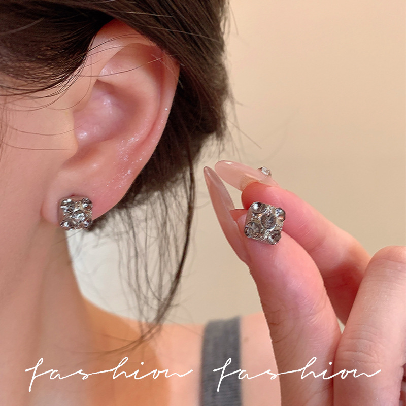High-end, full-diamond, dazzling, niche ear bone nails, square, exquisite cochlear nails, sleep without removal set of earrings, silver needles Specification drawing