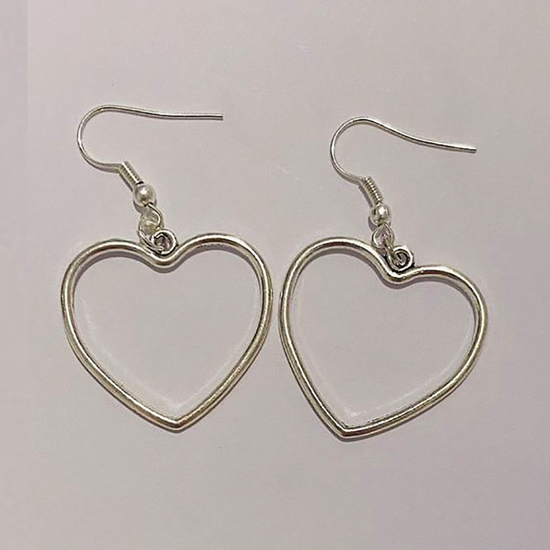 New cross-border simple heart-shaped earrings, European and American ins earrings, high-end niche hollowed-out geometric sweet heart-shaped earrings full figure