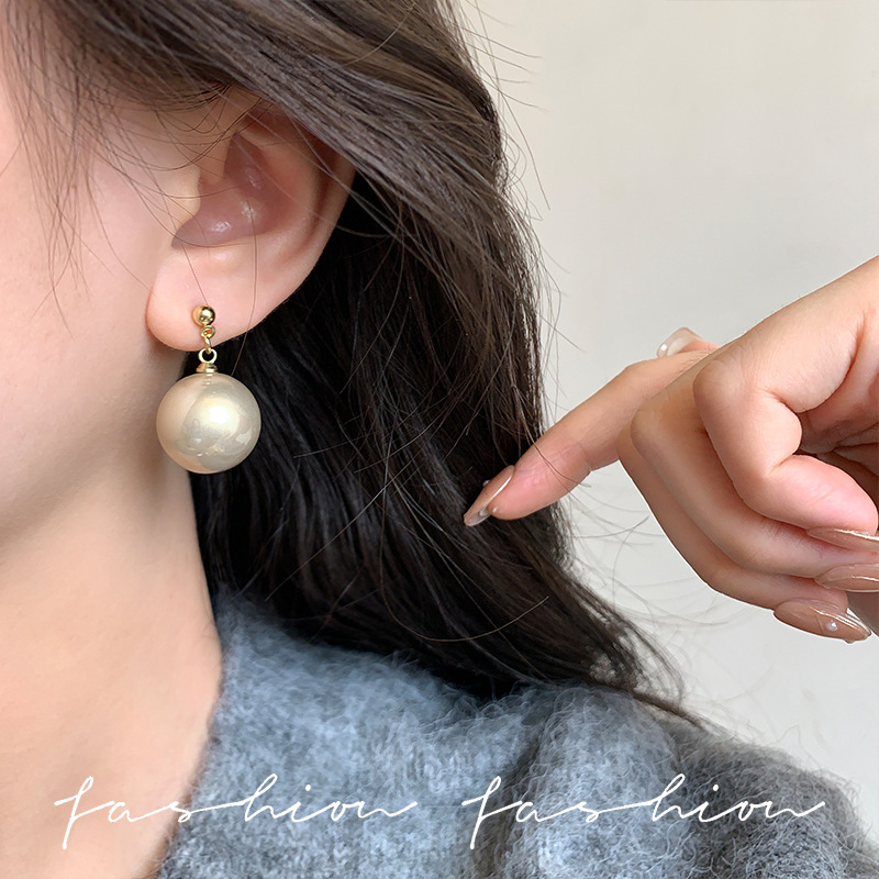 Light luxury large pearl elegant and high-end earrings, women's niche design metal stud earrings, ins trendy new earrings details Picture