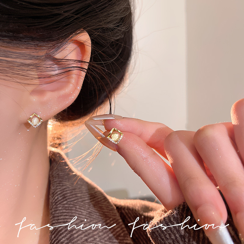 The Four Directions Wealth Earstud earrings exude a light luxury and high-end vibe. The square-shaped cat's eye earrings are a niche and unique earpiece that has become a popular online celebrity Application Scenario