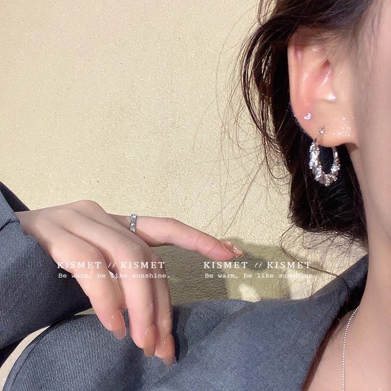 French retro high-end wrapped earrings, women's light luxury, niche and unique stud earrings, fashionable and versatile geometric style earrings details Picture