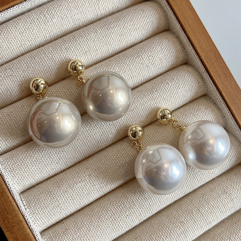 Light luxury large pearl elegant and high-end earrings, women's niche design metal stud earrings, ins trendy new earrings full figure