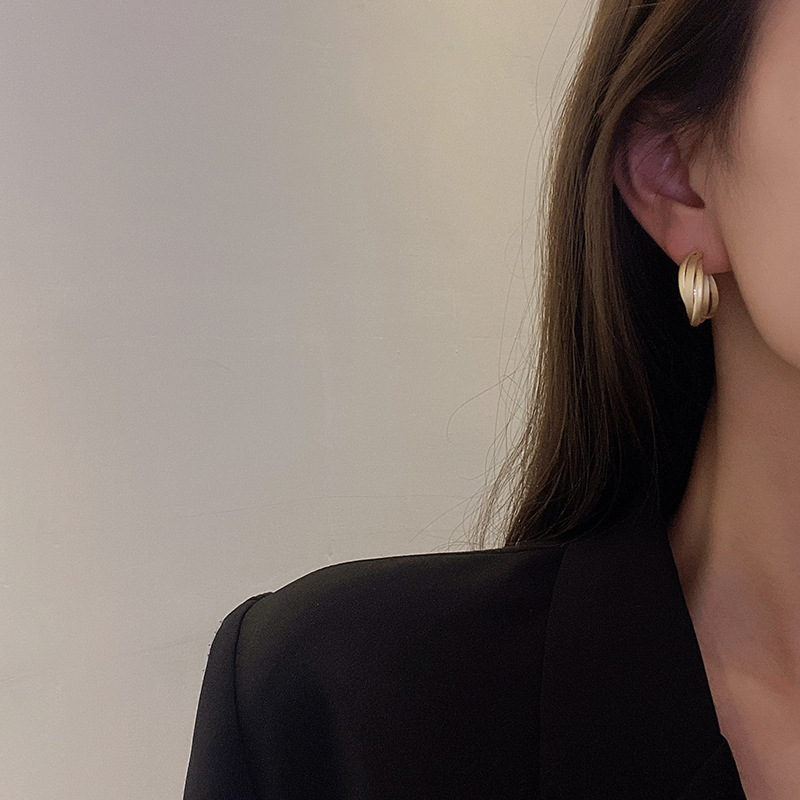 ins High-end retro C-shaped earrings for women, 2022 new trendy stud earrings, Dongdaemun, South Korea, a stylish and popular earpiece Specification drawing