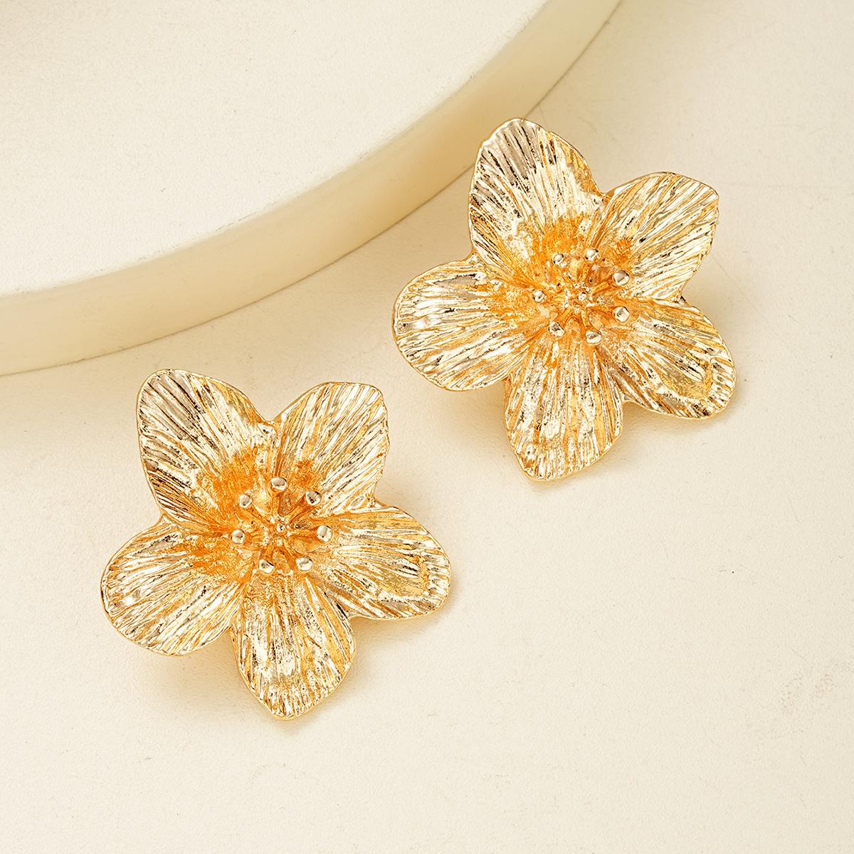 European and American cross-border best-selling flower stud earrings, creative, personalized and trendy earrings, exaggerated and elegant flower earrings earring Application Scenario
