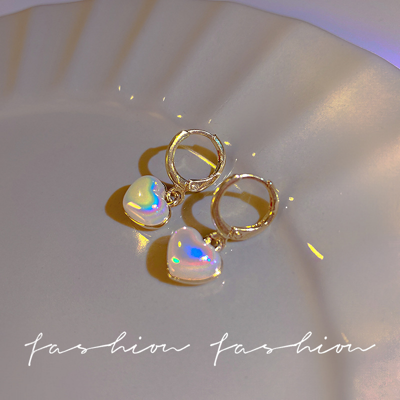 The heart-shaped and colorful pearl earrings for women, with a high-end and niche design, are fashionable, light luxury and retro style earrings Specification drawing