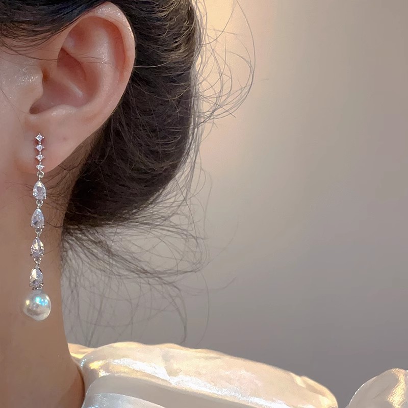 Super Flash Zircon elegant stud earrings for women, light luxury, retro fashion, high-end sense earrings, niche design, unique and versatile earrings full figure