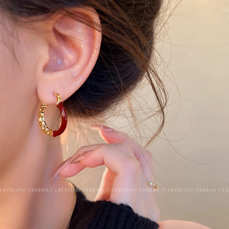 Gold, silver and red patchwork ear studs, a niche design for women, retro Hong Kong-style wine red earrings, fashionable and versatile earrings Application Scenario