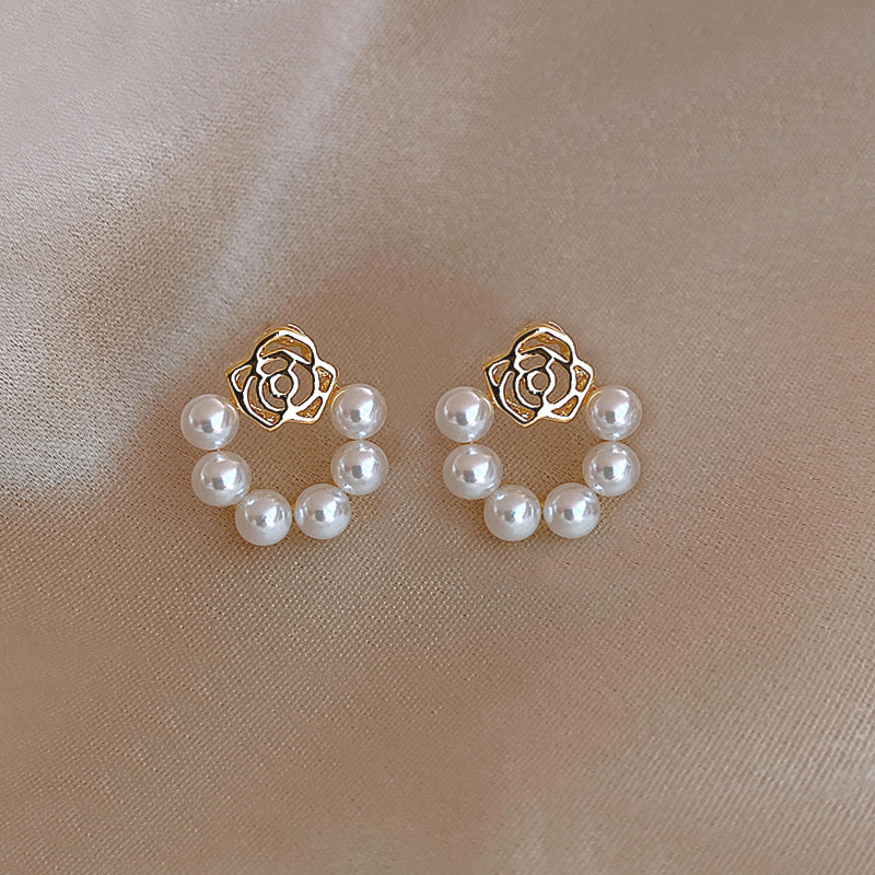 Geometric Circle S925 Silver needle, Korean flower pearl, elegant Internet celebrity girl, small, versatile and fashionable stud earrings full figure
