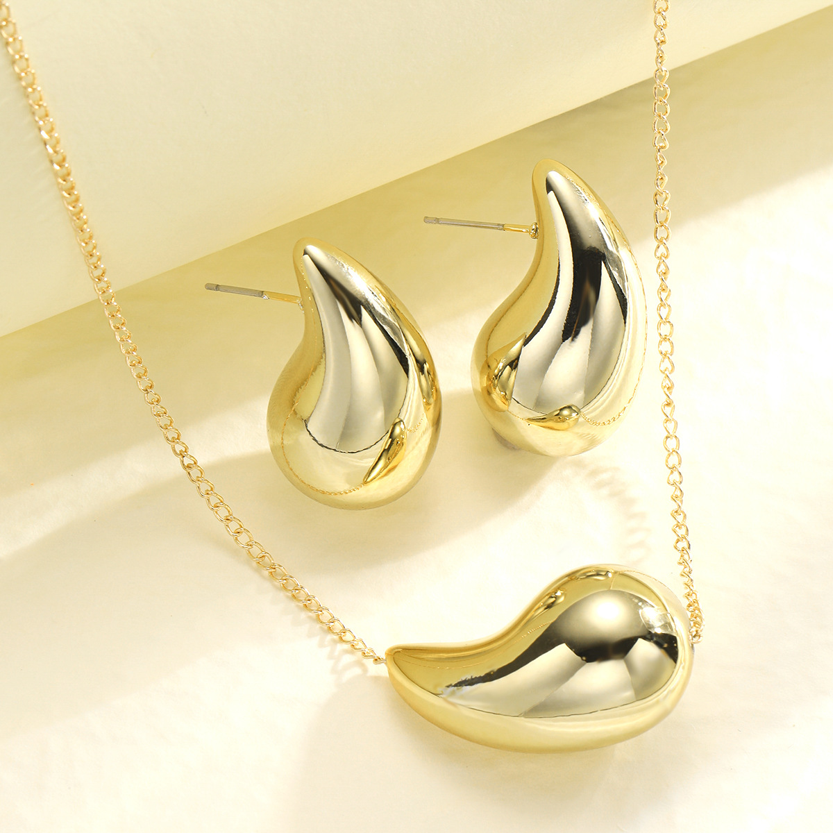 A popular cross-border fashion, individual and light luxury style simple golden comma teardrop stud necklace set of 2 pieces from Europe and America full figure